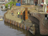 906587 Afbeelding van herstelwerkzaamheden bij de deels ingestorte kademuur aan het begin van de Bemuurde Weerd O.Z. te ...